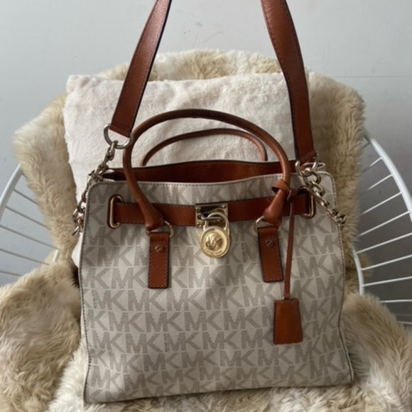 Michael Kors Hamilton Large Tote in Vanilla - Picture 3 of 11